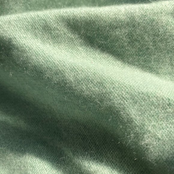 ONE GIRL WHO GREEN CASHMERE SWEATER - Picture 5 of 5